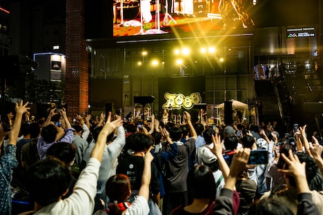 Aoooのライブで盛り上がるシネシティ広場。
