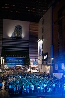 ごった返すシネシティ広場と咆哮するゴジラ。