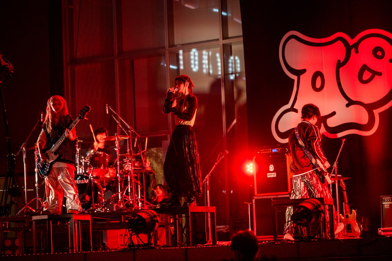 Aooo、歌舞伎町のド真ん中でフリーライブ（ライブレポート / 写真25枚