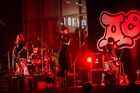 Aooo、歌舞伎町のド真ん中でフリーライブ