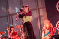 小雨を浴びながら熱唱する石野理子（Vo）。