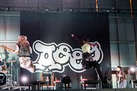 ジャンプするやまもとひかる（左）と石野理子（右）。