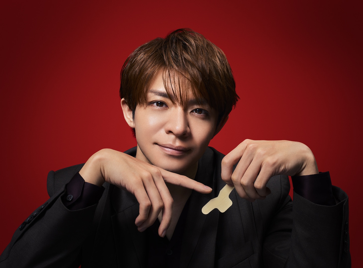 「ヒビケアパッド」を指差す岸優太（Number_i）。