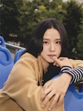 TOMMY HILFIGERの2024年秋の新作を着こなすJISOO(BLACKPINK)。