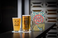 WCBオンラインストア限定の特製ビアグラス付きセット。