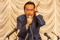 「民王UR（たみおううら）」に出演している遠藤憲一。(c)inspired by 「民王」池井戸潤 / テレビ朝日