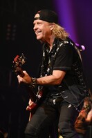 ジャック・ブレイズ（B, Vo）