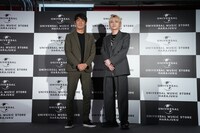 左からユニバーサルミュージック合同会社社長兼最高経営責任者（CEO）藤倉尚氏、SKY-HI。