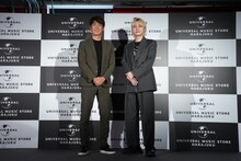 左からユニバーサルミュージック合同会社社長兼最高経営責任者（CEO）藤倉尚氏、SKY-HI。