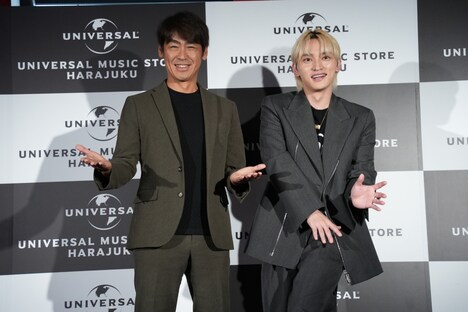 左からユニバーサルミュージック合同会社社長兼最高経営責任者（CEO）藤倉尚氏、SKY-HI。