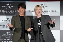 左からユニバーサルミュージック合同会社社長兼最高経営責任者（CEO）藤倉尚氏、SKY-HI。