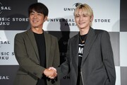 左からユニバーサルミュージック合同会社社長兼最高経営責任者（CEO）藤倉尚氏、SKY-HI。