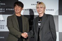 左からユニバーサルミュージック合同会社社長兼最高経営責任者（CEO）藤倉尚氏、SKY-HI。