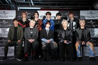 ユニバーサルミュージック合同会社社長兼最高経営責任者（CEO）、SKY-HI、MAZZELの集合写真。