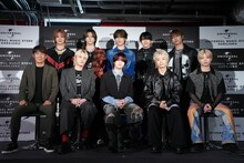 ユニバーサルミュージック合同会社社長兼最高経営責任者（CEO）、SKY-HI、MAZZELの集合写真。