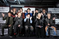 ユニバーサルミュージック合同会社社長兼最高経営責任者（CEO）、SKY-HI、MAZZELの集合写真。