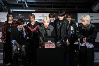 プレゼントされたアイシングクッキーを覗き込むMAZZEL。