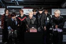 プレゼントされたアイシングクッキーを覗き込むMAZZEL。