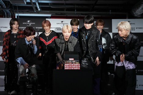 プレゼントされたアイシングクッキーを覗き込むMAZZEL。