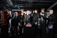 プレゼントされたアイシングクッキーに大盛りあがりのMAZZEL。