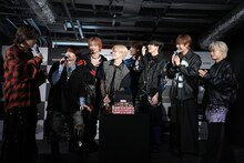 プレゼントされたアイシングクッキーに大盛りあがりのMAZZEL。