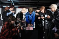 プレゼントされたアイシングクッキーに大盛りあがりのMAZZEL。