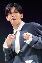 こちらを指差すリョウガ（超特急）。