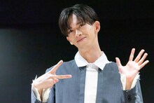 超特急ポーズのままでのお手振りを求められたリョウガ（超特急）。