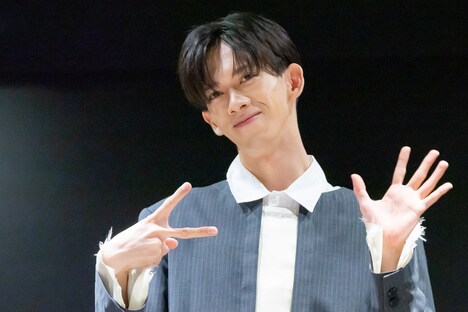 超特急ポーズのままでのお手振りを求められたリョウガ（超特急）。