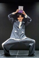 「大きいポーズ」を求められたリョウガ（超特急）。