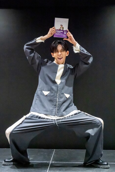 「大きいポーズ」を求められたリョウガ（超特急）。