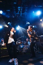 鈴木圭介（フラワーカンパニーズ）と増子直純（怒髪天）。（撮影：新保勇樹）