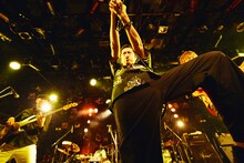 左からグレートマエカワ（フラワーカンパニーズ）、増子直純（怒髪天）。（撮影：新保勇樹）