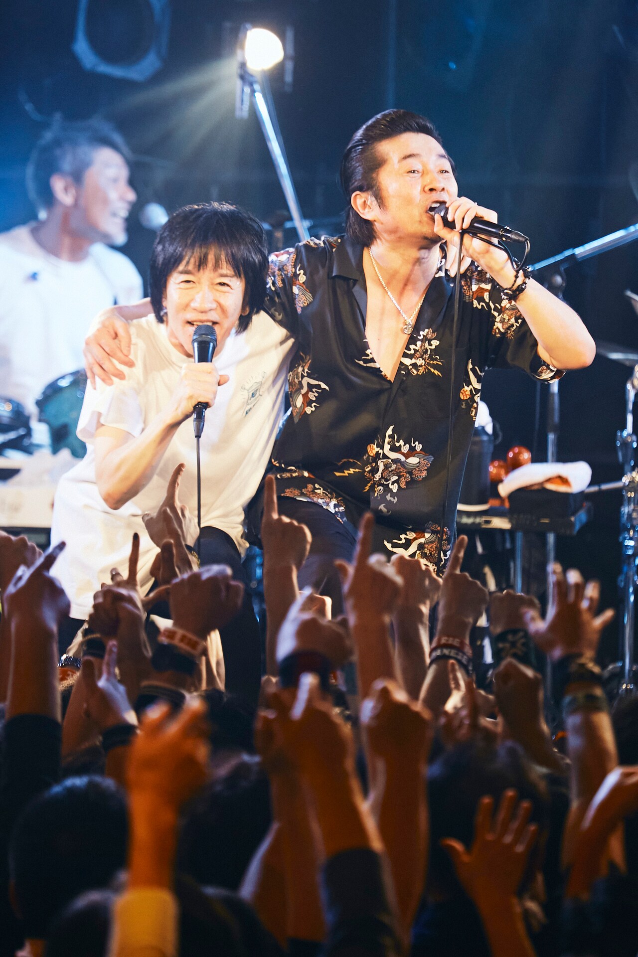 怒髪天とフラカン、“ドハツの日”にグレートマエカワ大活躍＆がっぷり四