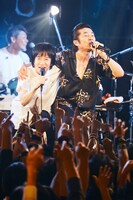 鈴木圭介（フラワーカンパニーズ）と増子直純（怒髪天）。（撮影：新保勇樹）