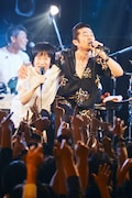 鈴木圭介(フラワーカンパニーズ)と増子直純(怒髪天)。(撮影:新保勇樹)