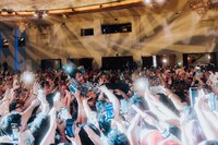 観客の上に浮かぶSUZUKA。（Photo by Lindsey Blane）