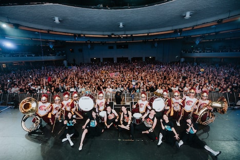 新しい学校のリーダーズの集合写真。（Photo by Lindsey Blane）