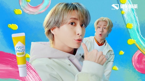 「ベビーワセリンリップ」新テレビCM「#ベビーワセリンリップダンス」編より。