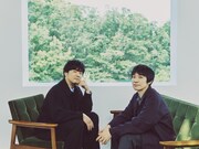 人気画像7位は「秦基博と草野マサムネのコラボ曲『ringo』配信決定、アルバム初回盤には2人の対談映像も」より、秦基博、草野マサムネ(スピッツ)。