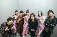 楽屋裏でのフレデリックとPerfume。（撮影：西槇太一）