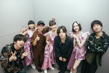 楽屋裏でのフレデリックとPerfume。（撮影：西槇太一）