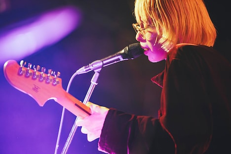 Hiyn（Vo, G / luv）（撮影：横山マサト）