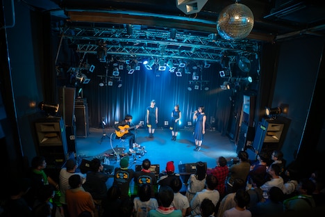 「水硝子」を披露するRYUTistと君島大空。