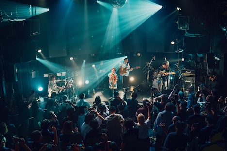 ALBATROSSのワンマンライブ「BECOME THE PLASMA」の様子。（撮影：ユイ）