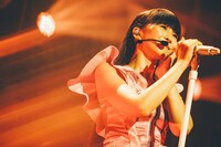 「マカロニ」を歌うかしゆか。（撮影：西槇太一）