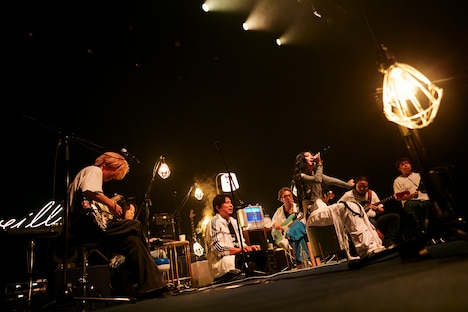 eill「BLUE ROSE TOUR 2024」東京公演の様子。（Photo by tatsuki nakata）