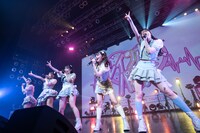 「無敵アイドルストーリー！」を歌う一宮ゆい、蛭田愛梨、石浜芽衣、川端優、桐乃みゆ（左から）。