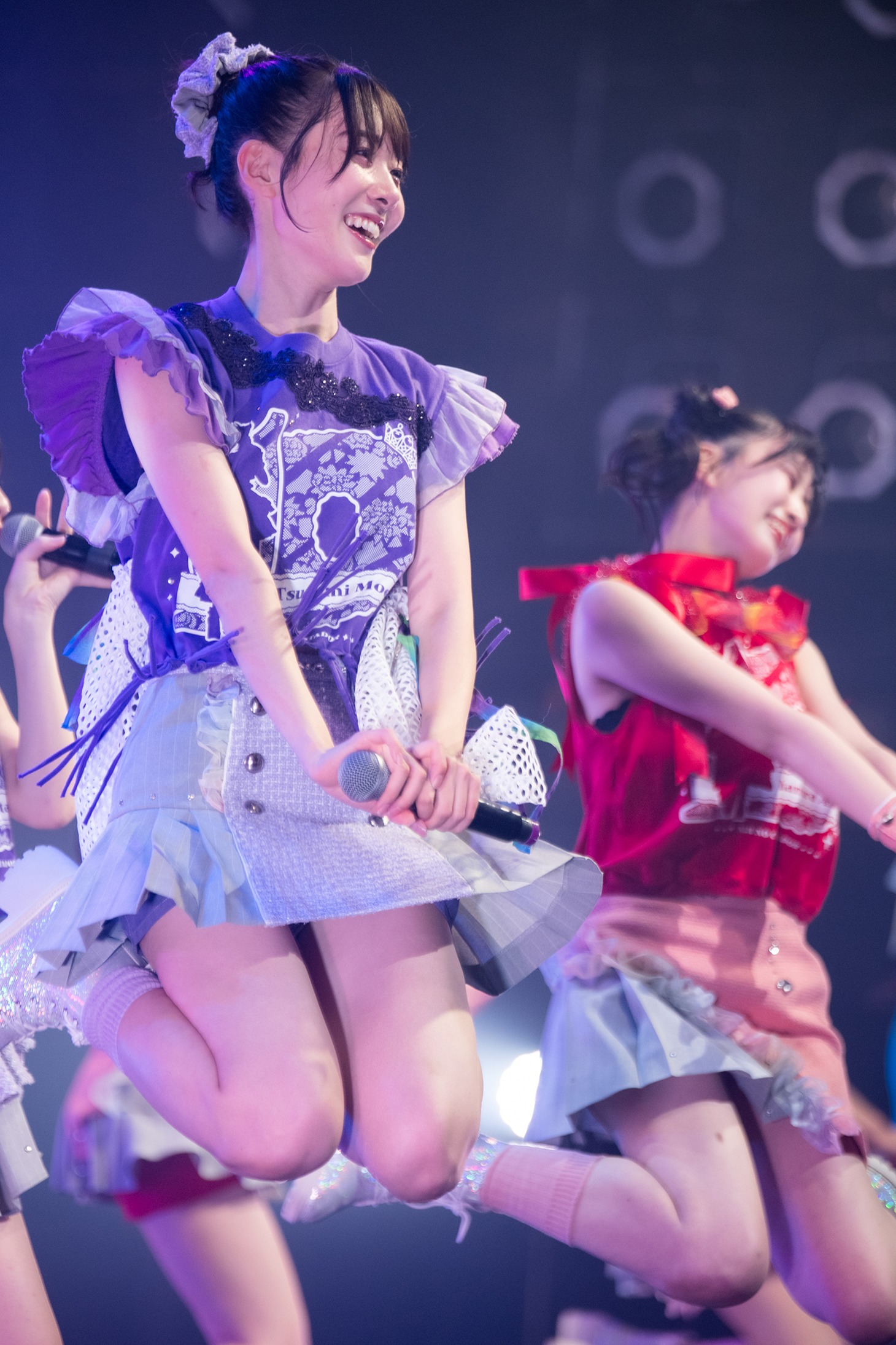 ジャンプする鶴見萌（左）と中村朱里（右）。
