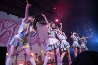 「無敵アイドルストーリー！」を歌う川端優、一宮ゆい、蛭田愛梨、桐乃みゆ、石浜芽衣（左から）。